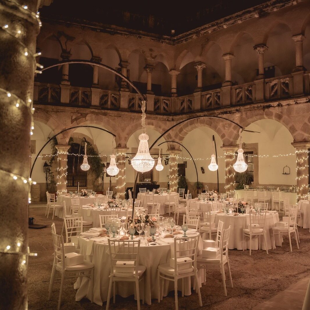 Salón exterior en Monesterio de noche iluminado por lámparas colgantes, encargado de catering y decoración machaco.catering