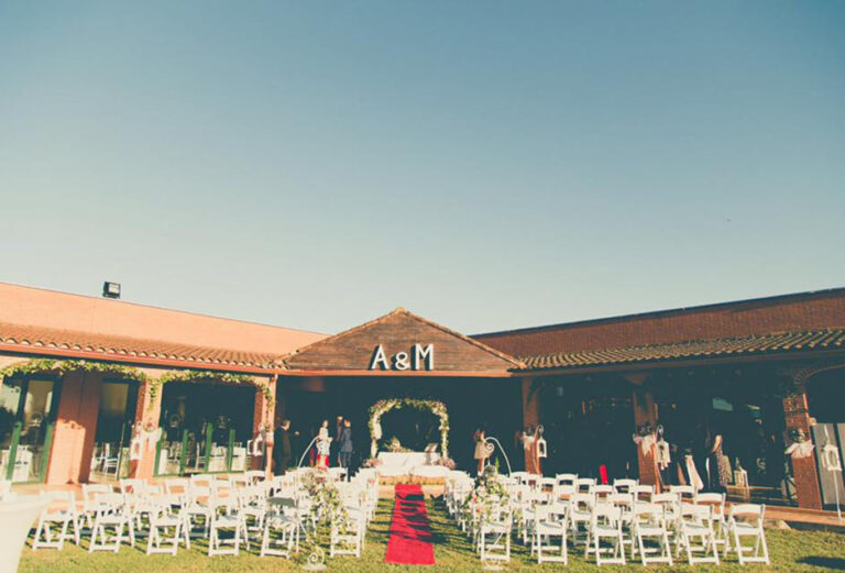 palacitos Cortijo Palacitos desde exterior con una ceremonia de boda preparada al aire libre