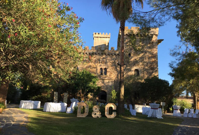 seguras Castillo de las Seguras desde fuera con cocktel preparado e iniciales de los novios en madera